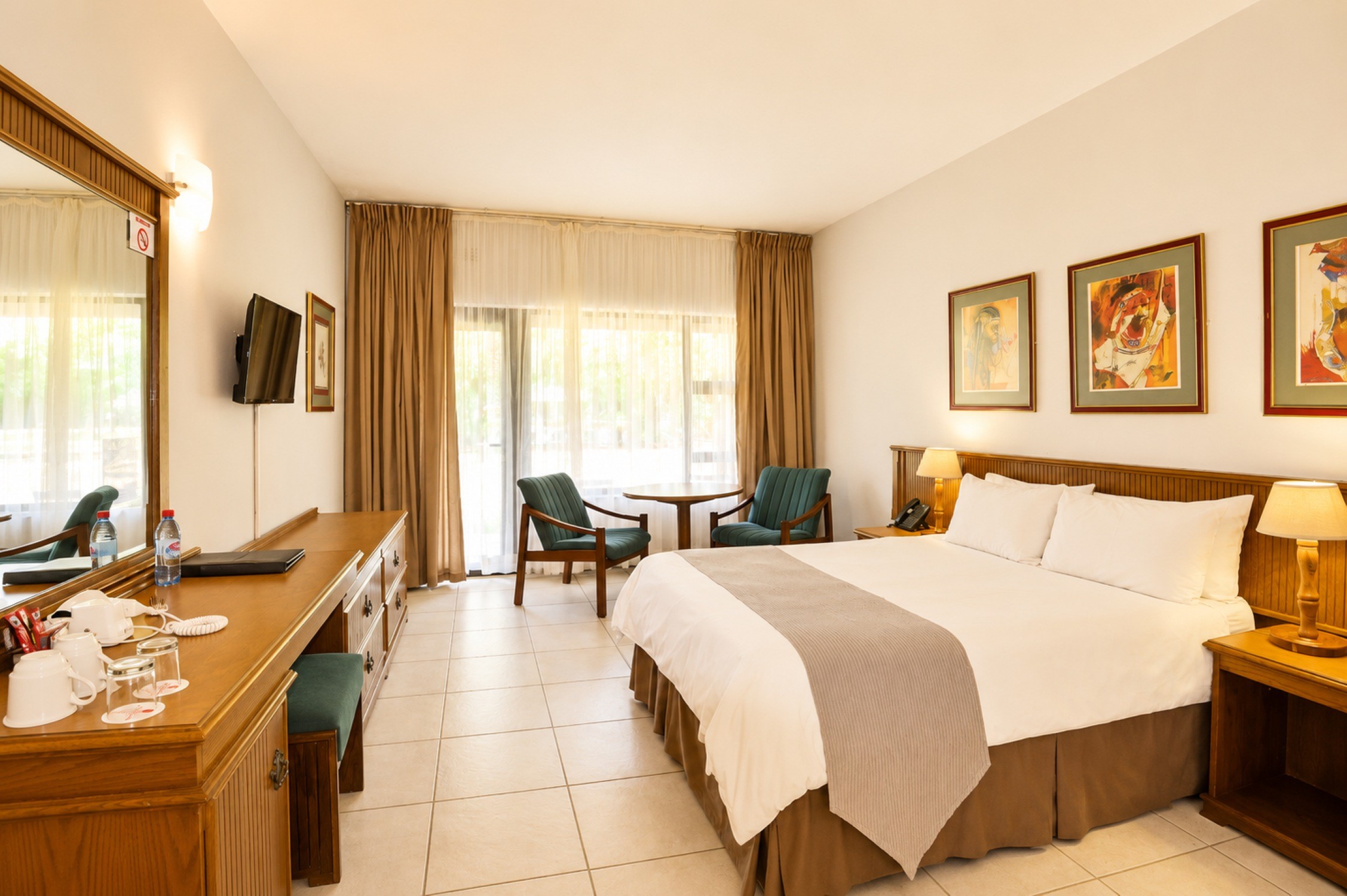 Executive Double Room bedroom near Sun City with TV and seating area