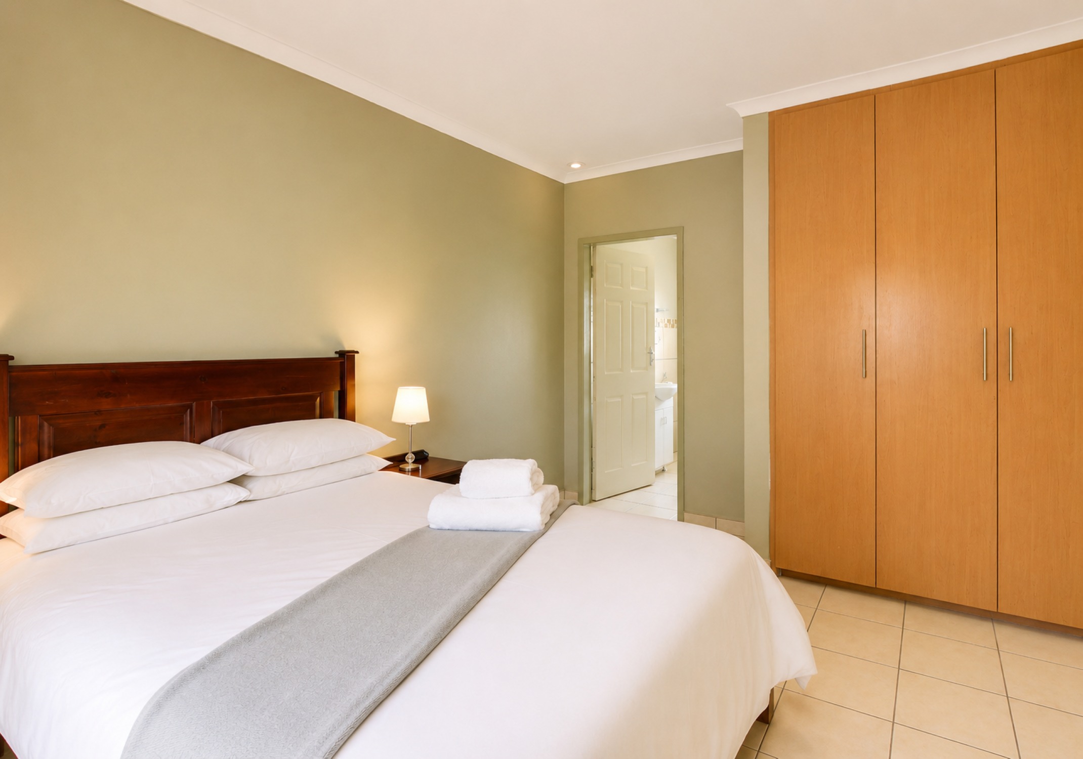 Executive One-Bedroom Chalet bedroom near Sun City with double bed