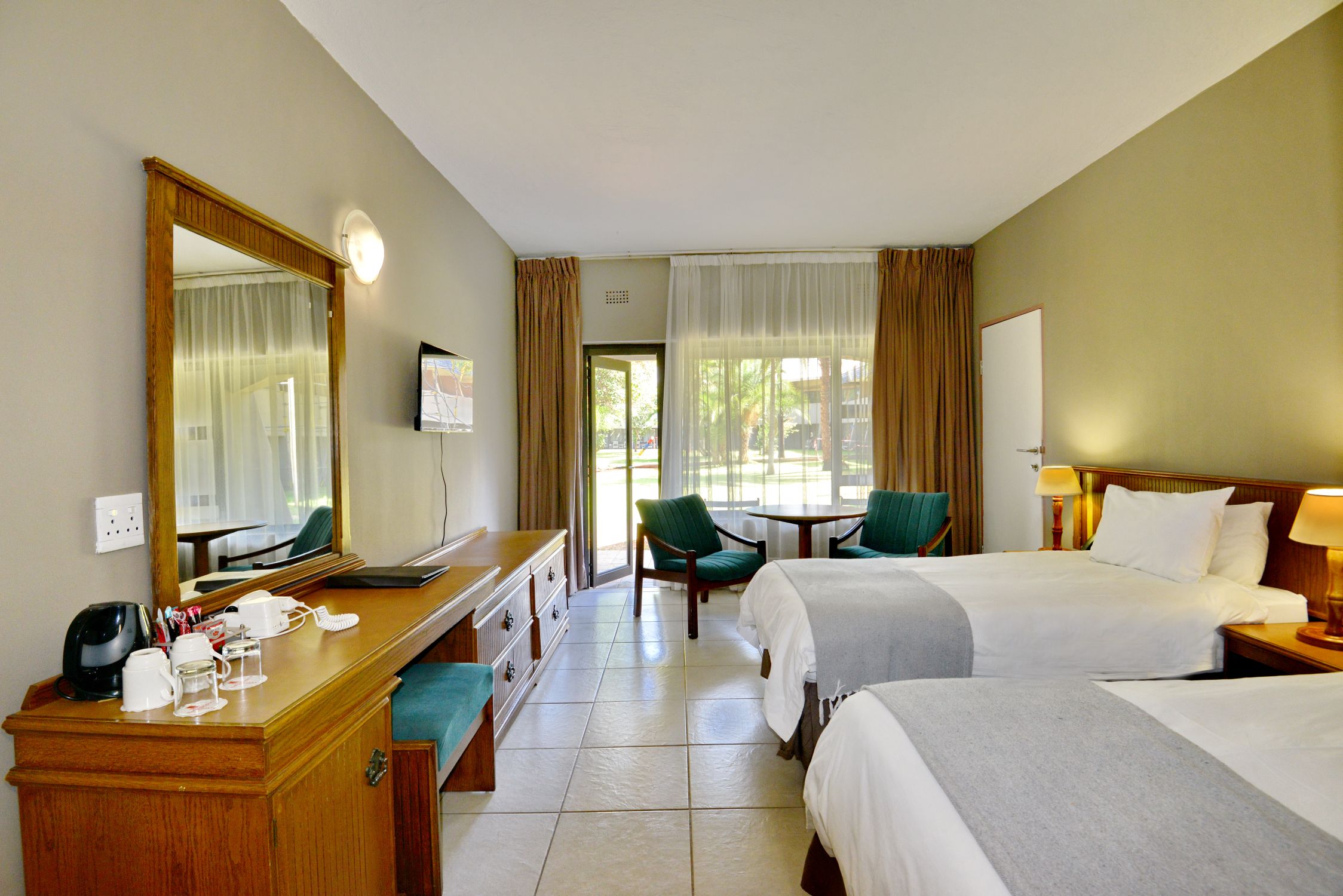 Family Suite twin room for a family stay near Sun City