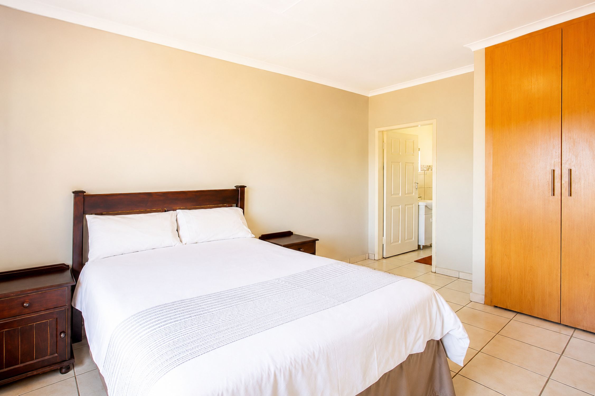 Standard One-Bedroom Chalet bedroom near Sun City with double bed