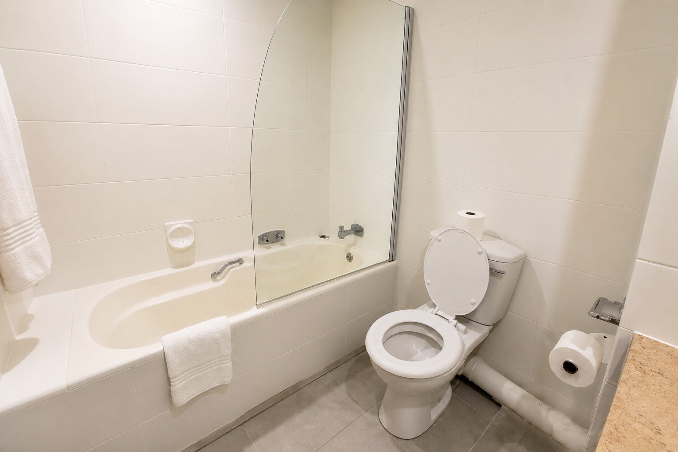 Standard Twin Room bathroom with bath near Sun City at Sundown Country Estate